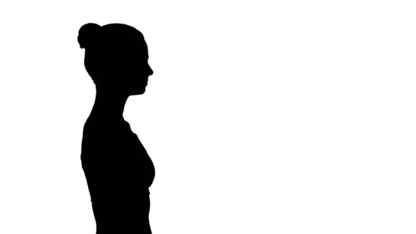 Silhouet Vrouw yogi wandelen. — Stockfoto