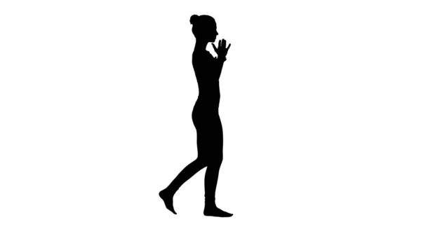 Silhouette Giovane donna che pratica esercizio respiratorio e camminare. — Foto Stock