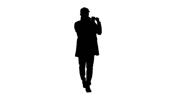 Silhouette Autumn fashion style man recording video blog walking. — Stock Photo, Image