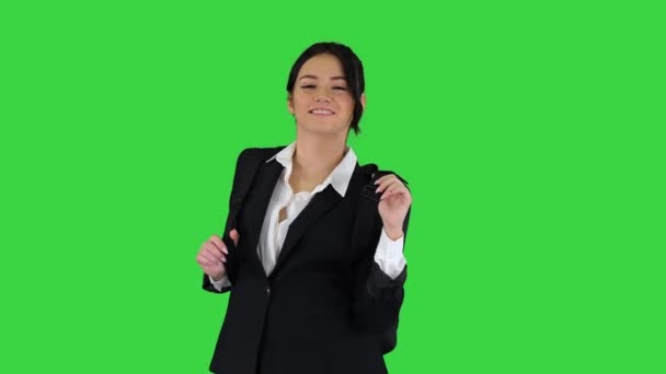 Όμορφο κορίτσι με ένα σακίδιο που χορεύει σε μια πράσινη οθόνη, Chroma Key. — Αρχείο Βίντεο