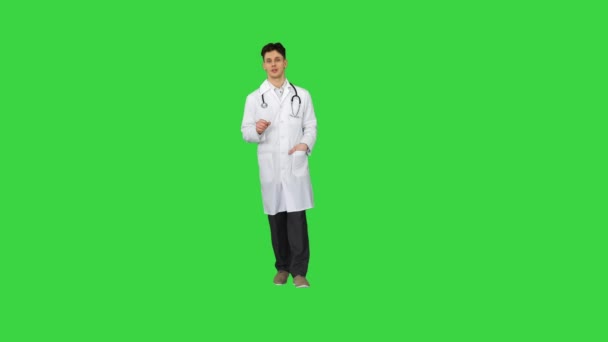 Ortopedist kamerayla konuşuyor ve dans ediyor. Her şey yeşil ekranda iyi olacak, Chroma Key.. — Stok video