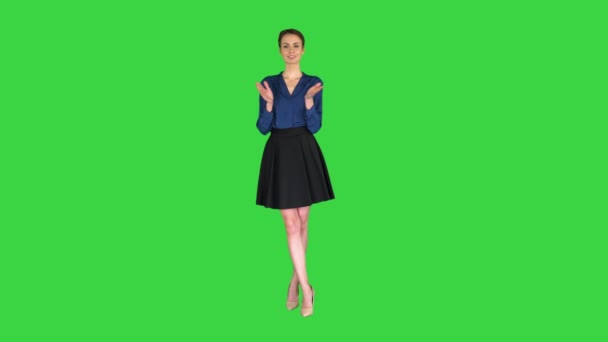 緑の画面に手を拍手する美しいビジネス女性の笑顔,クロマキー. — ストック動画