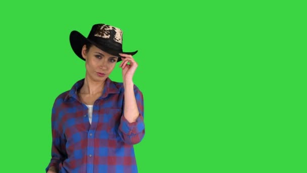 Amerikansk kvinna cowgirl Posing till kameran på en grön skärm, Chroma Key. — Stockvideo