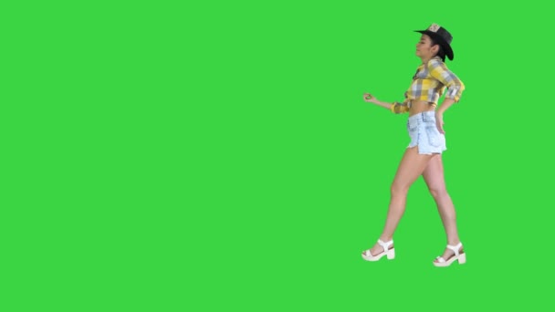 Chica vaquera baila caminando sobre una pantalla verde, Chroma Key. — Vídeos de Stock