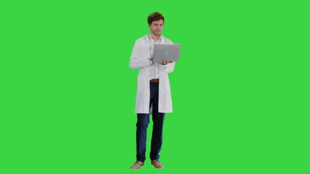 Muž lékař v bílém plášti s videokonferencí na svém notebooku na zelené obrazovce, Chroma Key. — Stock video