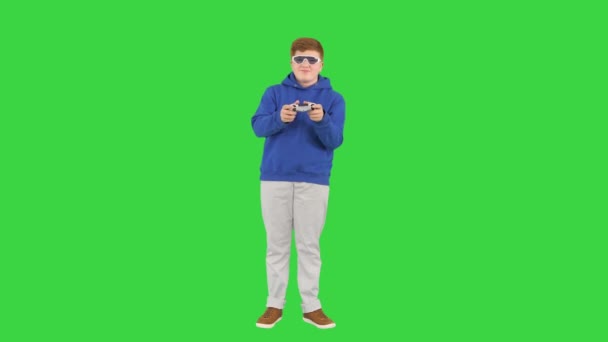 Tonårspojken spelar TV-spel och vinna på en grön skärm, Chroma Key. — Stockvideo