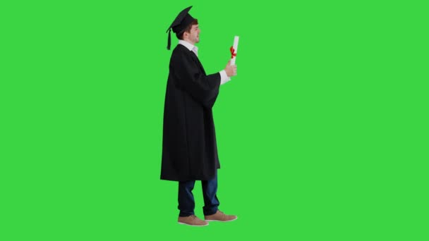 Étudiant diplômé montrant pouce vers le haut sur un écran vert, Chroma Key. — Video