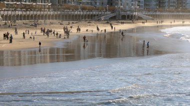 San Sebastian, İspanya - 30 Aralık 2017: San Sebastian sahilindeki insanlar.