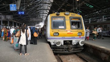 Mumbai, Hindistan - 25 Aralık 2017: Tren istasyona varıyor.
