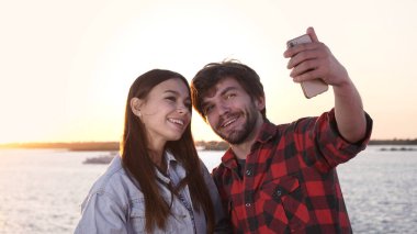 Birbirlerini seven çiftler dışarıda selfie çekiyorlar..