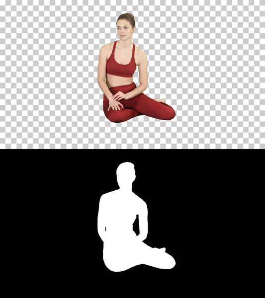 Aantrekkelijke fitness vrouw zittend op een vloer en luisterend, Alpha Channel — Stockfoto