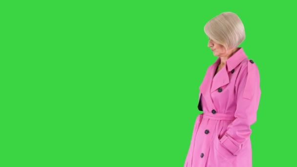 Mooie senior dame in roze herfst outfit op een groen scherm, Chroma Key. — Stockvideo