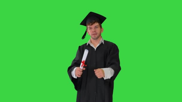 Estudiante masculino en bata de graduación que toma diferentes poses con diploma en una pantalla verde, Chroma Key. — Vídeos de Stock