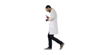 Beyaz arka planda yürüyen çekici, gülen doktor..