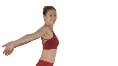 Sportif fitness sporcusu kollarını açıp beyaz arka planda gülüyor..