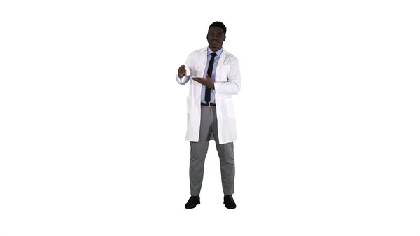 Médico sorridente ou médico apresentando spray nasal sobre fundo branco. — Fotografia de Stock