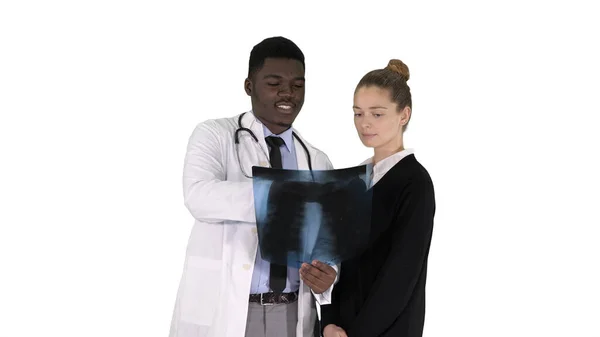 닥터는 흰 배경에 환자 흉부 x-ray 를 보여 줍니다. — 스톡 사진