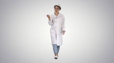 Genç bayan mühendis ya da mimar grafiksel arka plan üzerine jestler ve konuşmalar yapıyor.