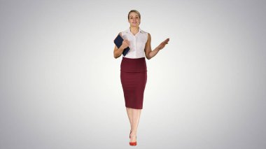 Eğitmen eğimli arkaplanda yürürken kameraya konuşuyor.