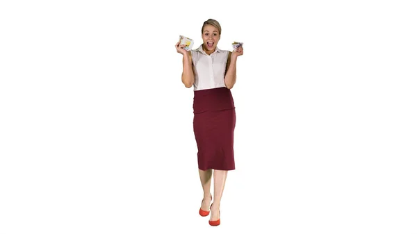 Piękne młody biznes kobieta pokazując pieniądze na Cam na biały tło. — Zdjęcie stockowe