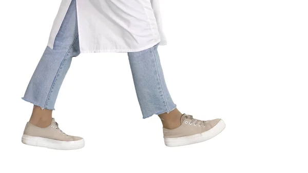 Женщина врач ноги ходить на белом фоне. — стоковое фото