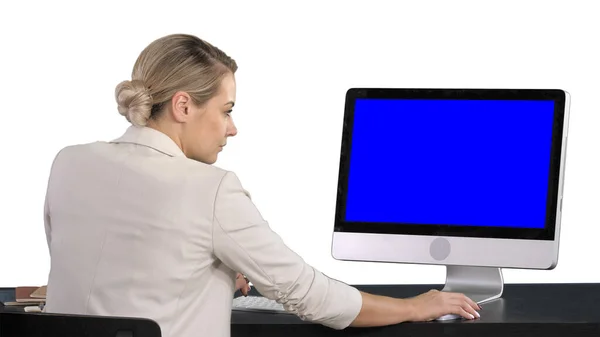 Bizneswoman pracująca nad komputerem, białe tło. Wyświetlacz makiety niebieskiego ekranu. — Zdjęcie stockowe