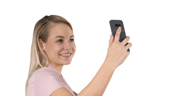 Ziemlich attraktive schöne süße Dame macht Selfie auf weißem Hintergrund. — Stockfoto