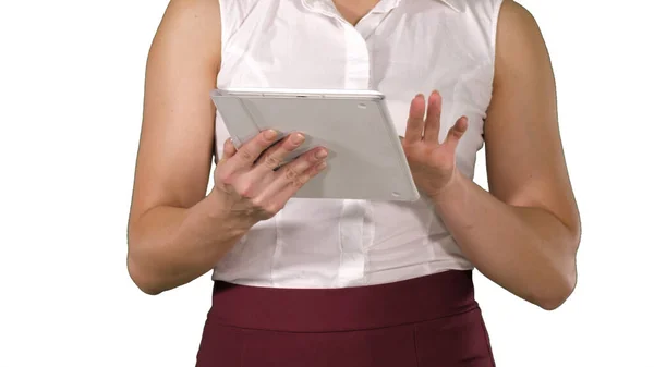 Kobieta trzymająca cyfrową tabletkę i korzystająca z niej podczas chodzenia po białym tle. — Zdjęcie stockowe