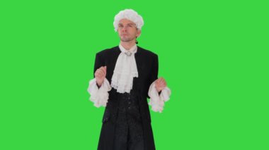 Saray elbisesi giymiş, beyaz peruklu, yeşil ekranda parmaklarıyla titreyen bir adam, Chroma Key.