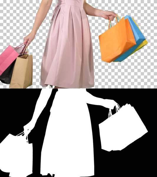 Женщина держит сумки в руках и делает поворот, Альфа-канал — стоковое фото