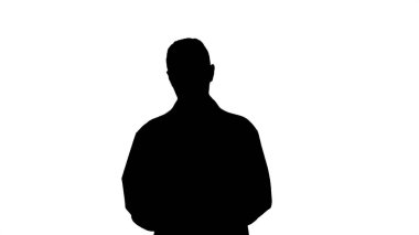 Siluet Doktor yürürken tablet kullanıyor.