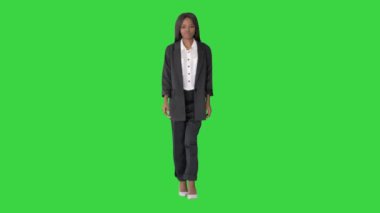 Kendine güvenen Afrikalı Amerikalı İş kadını Yeşil Ekran 'da yürüyor, Chroma Key.