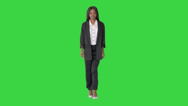 緑の画面、クロマキーの上を歩くアフリカ系アメリカ人のビジネスマンの女性を確信. — ストック動画