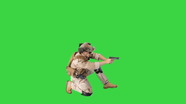 Żołnierz celujący i strzelający siedząc na kolanach na zielonym ekranie, Chroma Key. — Wideo stockowe