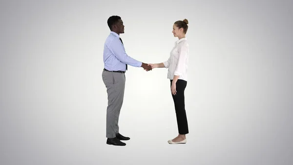 Profissionais de negócios handshaking no fundo gradiente. — Fotografia de Stock