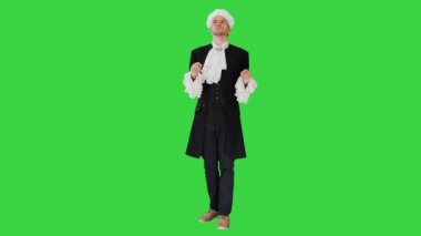Saray elbisesi giymiş, beyaz peruklu, yeşil ekranda parmaklarıyla titreyen bir adam, Chroma Key.
