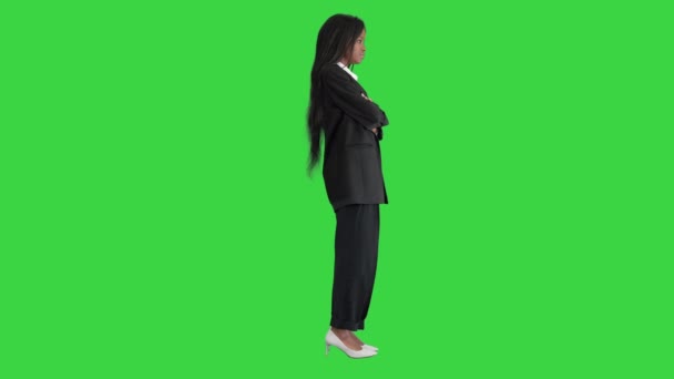 緑の画面、クロマキーに腕を交差アフリカ系アメリカ人のビジネス女性を自信を持って. — ストック動画