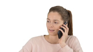 Güzel bir kadın beyaz arka planda cep telefonuyla konuşuyor..