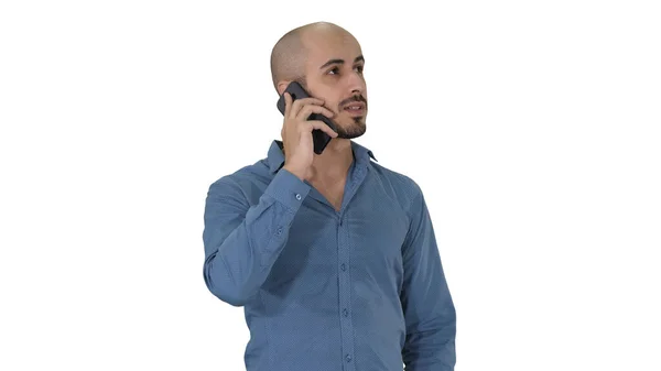 Hombre árabe hablando por teléfono sobre fondo blanco. —  Fotos de Stock