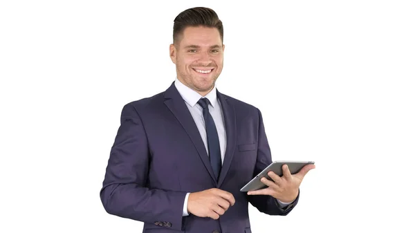 Експресивний молодий бізнесмен з планшетом, що представляє щось, що рветься на білому тлі . — стокове фото