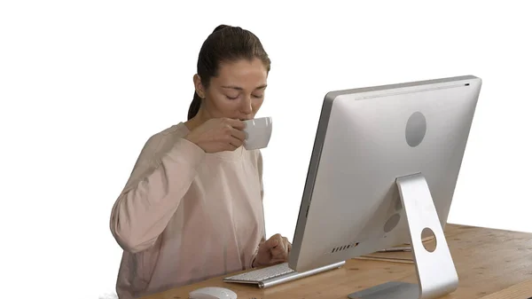Beyaz arka planda bilgisayar ve kafe sahibi genç bir kadın.. — Stok fotoğraf