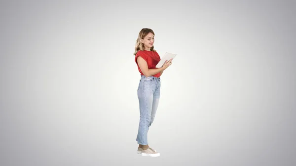 Mujer en el uso casual tableta sobre fondo de gradiente. — Foto de Stock