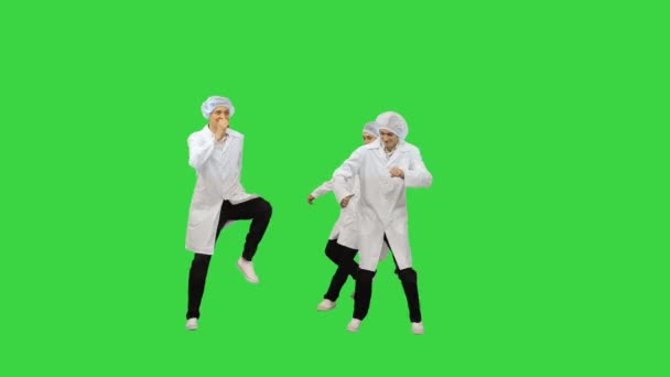 Tres médicos masculinos con túnicas blancas y gorras protectoras corriendo en el marco y empezar a hacer baile divertido en una pantalla verde, Chroma Key. — Vídeos de Stock