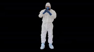 Koruyucu gözlüklü ve solunum cihazlı doktor şırınga kullanıyor, Alpha Channel