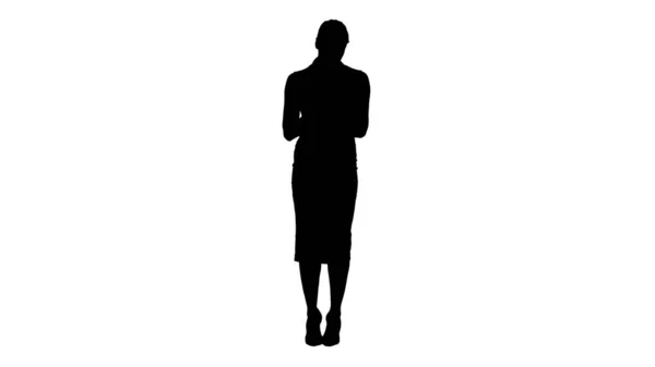 Silhouette Femme d'affaires attrayante utilisant une tablette numérique tout en se tenant debout. — Photo