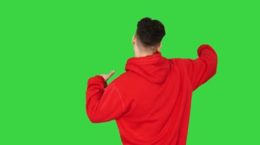 Yeşil ekranda kırmızı kapüşonlu sıradan bir adam dans ediyor, Chroma Key..