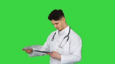 Kızgın erkek doktor Yeşil Ekran, Krom Anahtar 'daki belgelere bakıyor..