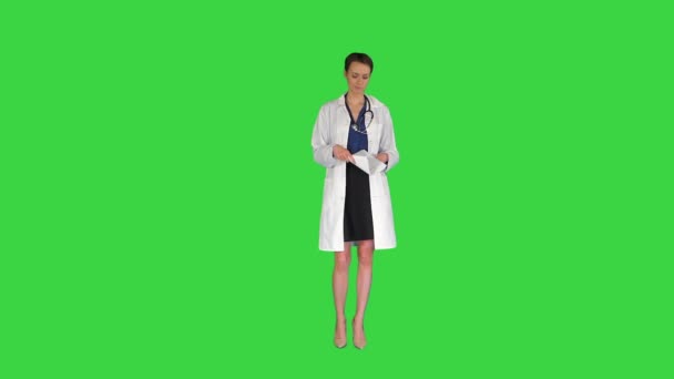 Joven doctora arrojando documentos de papel en una pantalla verde, Chroma Key. — Vídeo de stock