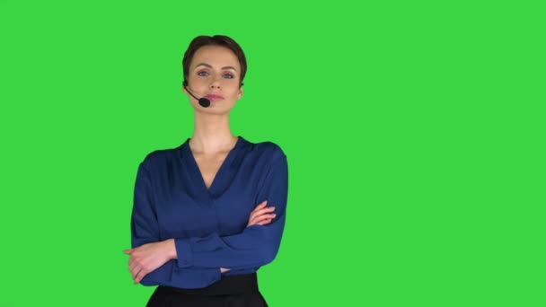 緑の画面上のカメラにポーズヘッドセットを持つコールセンターの女性,クロマキー. — ストック動画