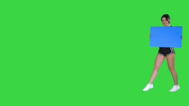 緑の画面に新しいラウンドを発表する空のボードを保持リングの女の子,クロマキー. — ストック動画
